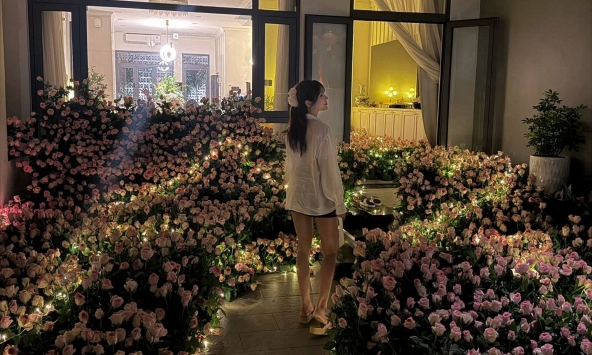 Ngôi nhà của Diệp Lâm Anh - nơi “hồng hài nhi” kém 11 tuổi phủ kín 6.836 đóa hoa hồng, đẹp hơn cả cổ tích