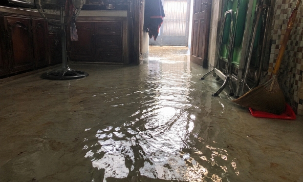 Nước mưa tràn vào nhà nên làm gì đầu tiên?