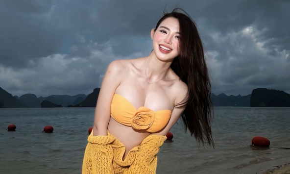 Hot girl Dumy Ngô lại khoe dáng quyến rũ, nhan sắc bật sáng giữa trời mưa bão khiến CĐM đồng loạt 'thả tim'
