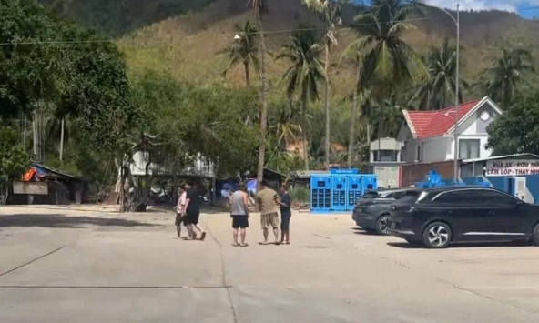 Khách tố bị chủ quán cơm đe dọa, ép ăn uống khi sạc xe điện tại trạm: Chủ quán giải thích gì?