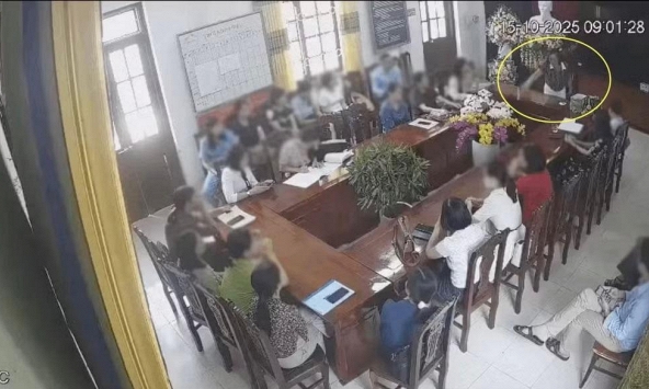 Nữ hiệu trưởng đập bàn, ném cốc ở Ninh Bình thôi làm hiệu trưởng
