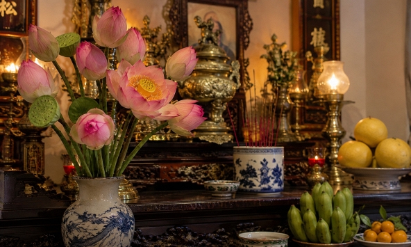 5 loài hoa dâng cúng bàn thờ Rằm tháng 7