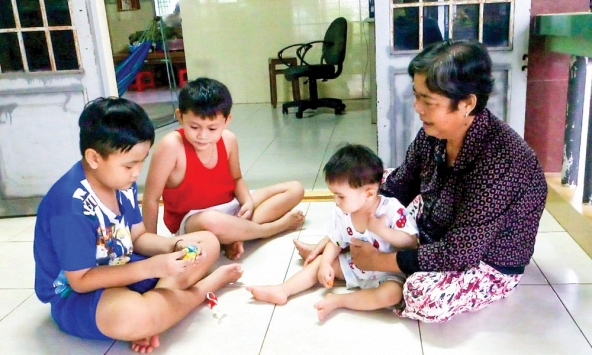 Chỉ sau 10 năm, bà nội giúp chăm cháu và bà nội không chăm cháu, cuộc đời hoàn toàn khác biệt