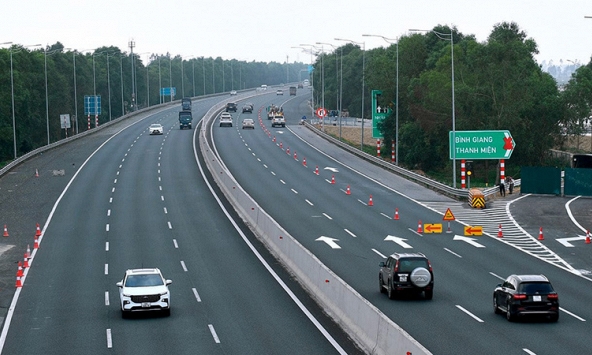 Cục CSGT thông báo về việc bắt đầu xử phạt lỗi không giữ khoảng cách an toàn trên cao tốc