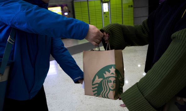 Giao Starbucks cho khách, shipper bất ngờ nhận được khoản tiền gần 26 tỷ đồng