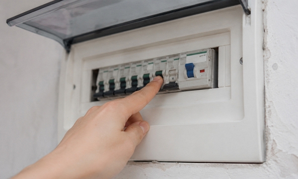 Aptomat trong nhà liên tục bị nhảy nên làm gì đầu tiên?