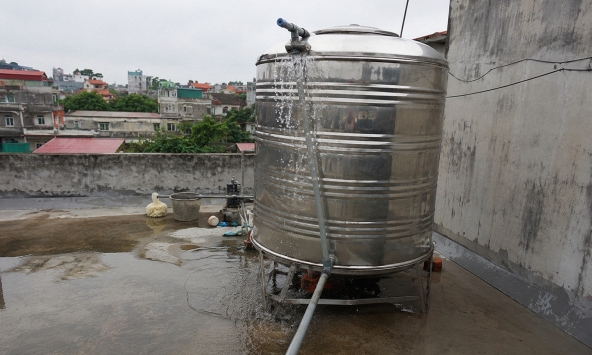 Bồn nước trên mái bị tràn liên tục nên làm gì đầu tiên?