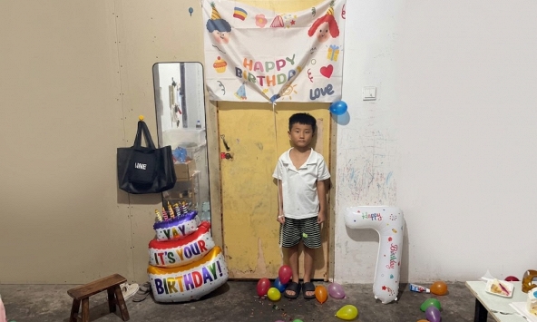 Vì sao bức ảnh chúc mừng sinh nhật rất đỗi bình thường này lại khiến cộng đồng mạng phải 'khẩu chiến'?