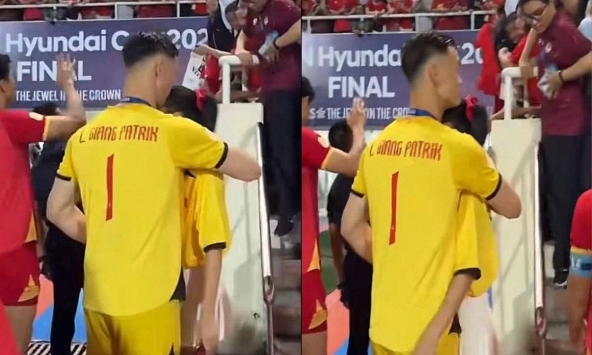 Danh tính người đẹp được Thủ môn Lê Giang Patrik ôm và hôn lên trán ngay sau khi tuyển Việt Nam đăng quang ASEAN Cup 2026
