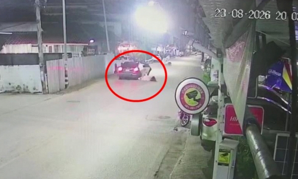 Đi qua chốt kiểm soát của cảnh sát, cô gái hét lớn cầu cứu rồi lao ra ngoài cửa, thoát khỏi xe của nhóm bắt cóc