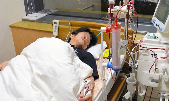 Người đàn ông 30 tuổi suy thận cấp, suýt tử vong chỉ vì 1 cốc cà phê để trong tủ lạnh
