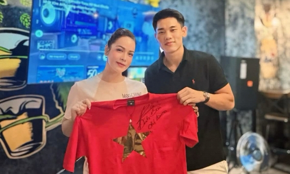 Nhật Kim Anh lên status tag thẳng Đình Bắc