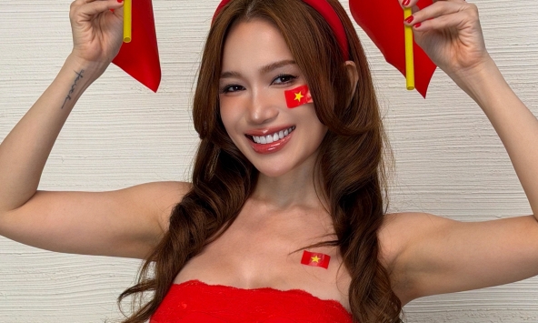 Sĩ Thanh 'lên đồ' đi bão, ăn mừng Việt Nam chiến thắng khiến CĐM xôn xao