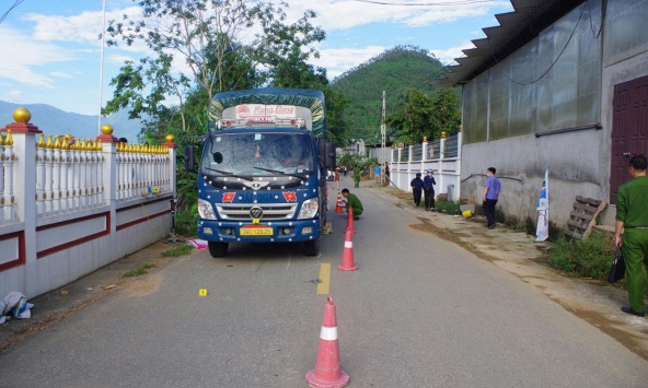 Tài xế ô tô lùi xe không quan sát khiến 2 cháu bé tử vong thương tâm