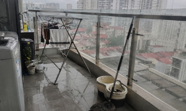 5 thứ nên dọn khỏi ban công trước khi có mưa bão