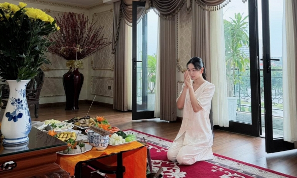 Căn phòng thờ trong biệt thự 4 tầng của nhà chồng Mai Ngọc lộ diện qua cảnh cúng rằm tháng 7