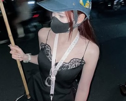 Cô gái 'ấm ức' phân trần chuyện trang phục đi bão 