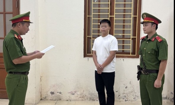 Công an kiểm tra một cơ sở kinh doanh quần áo: Ra quyết định khởi tố ông chủ