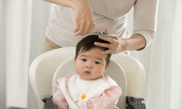 Trẻ cứ cắt tóc là khóc ré lên, không phải con hư đâu mà có lý do cả đấy