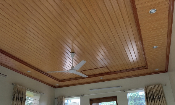 Vì sao ngày càng nhiều gia đình không làm trần nhựa giả gỗ? 2 kiểu trần hiện đại đang dần thành xu hướng mới