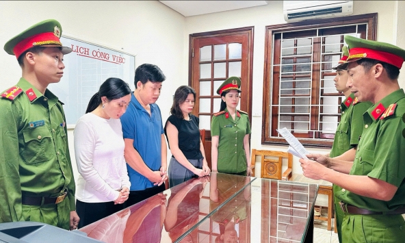 Cảnh sát đồng loạt khám xét 3 địa điểm, khởi tố Nguyễn Thị Bích Phương và chồng