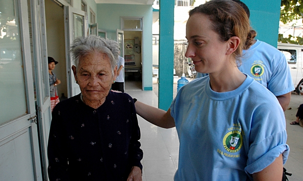 Mở rộng dịch vụ chăm sóc người cao tuổi để phụ nữ bớt gánh nặng