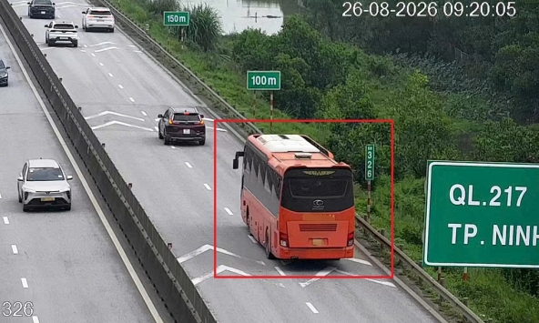 Những trường hợp bị xử lý lỗi không giữ khoảng cách an toàn trên cao tốc ngay sáng nay - 29/8