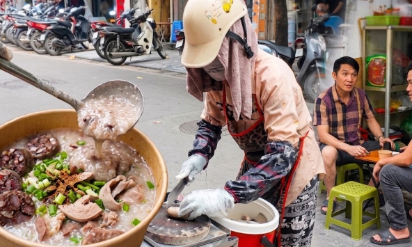 “Quán cháo lòng” đặc biệt ở phố cổ Hà Nội: Cả cửa hàng nằm gọn trên chiếc xe máy, khách muốn ăn phải… gọi điện