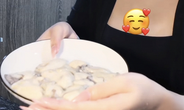 Chân ướt chân ráo sáng tạo nội dung ẩm thực, cô gái TikTok đã khiến cộng đồng bất ngờ khi chế biến hàu