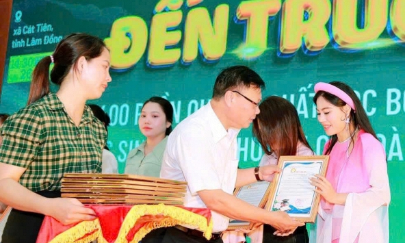 Hoa hậu Dạ Minh Châu trao quà, trao yêu thương trong mùa Lễ Vu Lan
