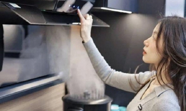 Nên đóng hay mở cửa khi dùng máy hút mùi?