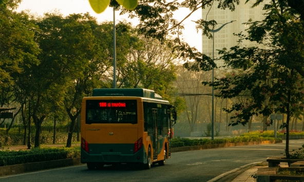 Phụ nữ đi xe buýt cần an toàn từ điểm chờ đến đường về