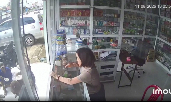 Thấy nhóm thợ hồ ngồi ăn trước cửa hiệu thuốc, nữ dược sĩ có hành động hút hơn 1 triệu lượt xem