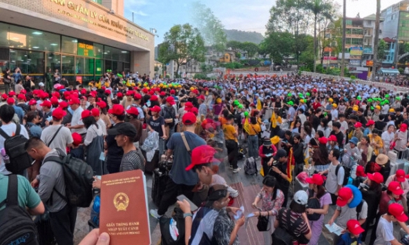 Cửa khẩu Lào Cai đông gấp ba ngày thường, tour đường bộ sang Trung Quốc đang hút khách nhất kỳ nghỉ này