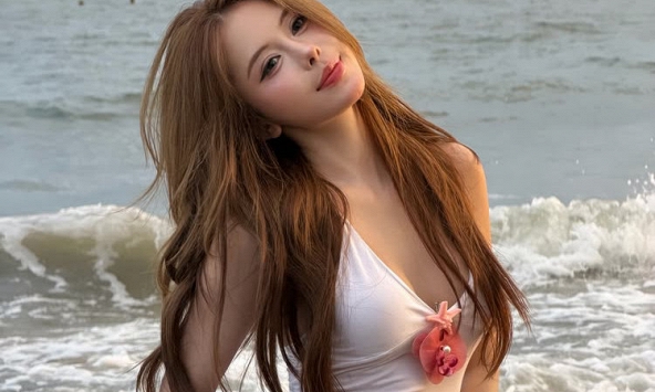 Đi biển nghỉ lễ, Hà Môi khiến CĐM mê mẩn với nhan sắc ngày càng thăng hạng
