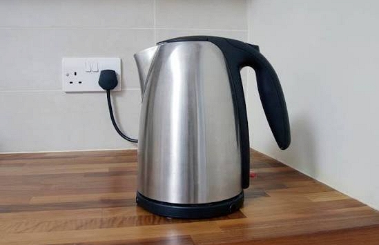 Dùng xong ấm siêu tốc có nên rút phích cắm không?