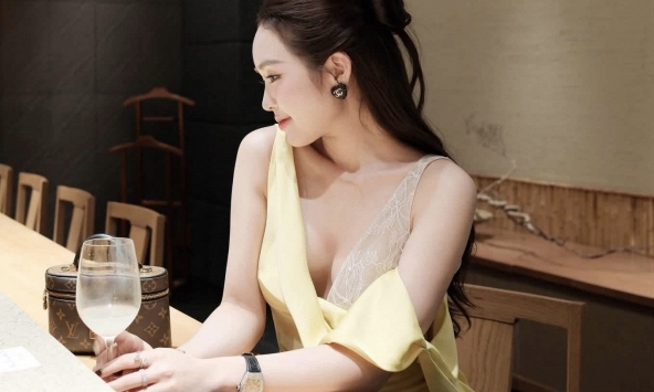 Lê Phương Anh tiếp tục 'đốt mắt' dân mạng, nghỉ lễ cứ chill chill vậy thôi!