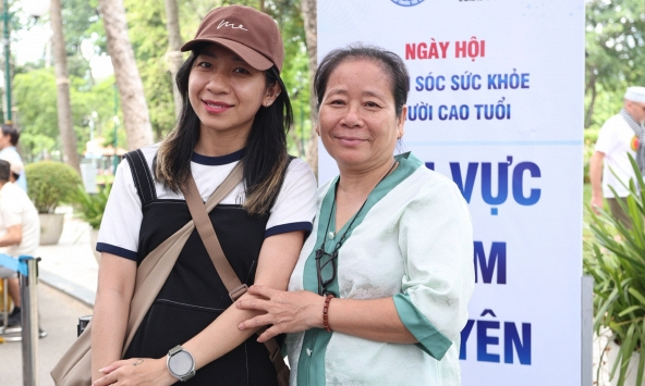 Mùa Vu Lan, người trẻ tri ân báo hiếu bằng việc chăm sóc sức khỏe cha mẹ
