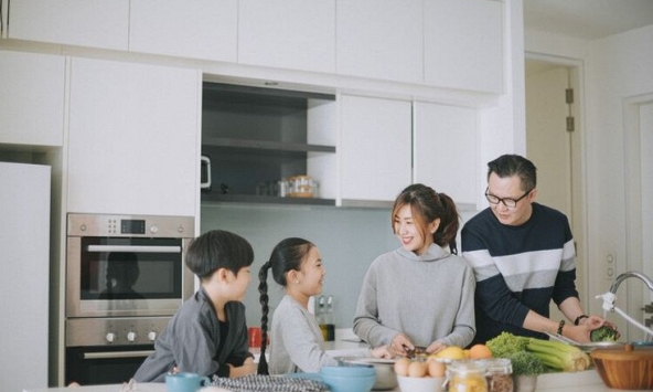 Nhà “mẹ quá mạnh mẽ, bố quá yếu đuối”, con lớn lên dễ rơi vào 2 kiểu tính cách này