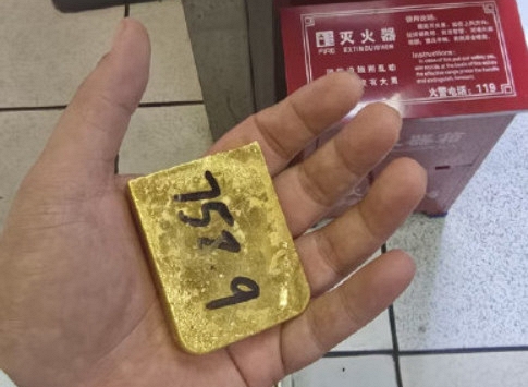 Nhặt được khối vàng hơn 3 tỷ đồng giữa đường, người phụ nữ có hành động khiến nhiều người bất ngờ