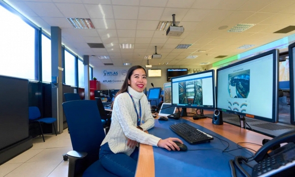 Nhà vật lý Phạm Lê Hà Thu đọc dữ liệu va chạm hạt từ ATLAS tại CERN