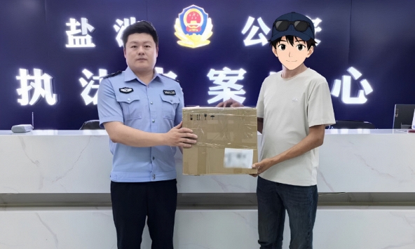 Phát hiện gói hàng chứa 503 triệu tiền mặt cùng 8 chiếc điện thoại chưa bóc seal, shipper báo công an
