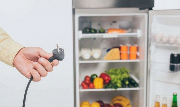 Dùng tủ lạnh có nên rút phích cắm điện không?