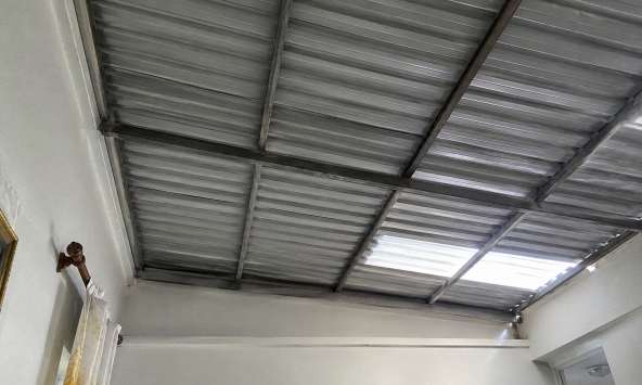 Mái tôn bị dột nên sửa hay thay mới?