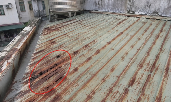 Mái tôn bị gỉ sét nên làm gì đầu tiên?