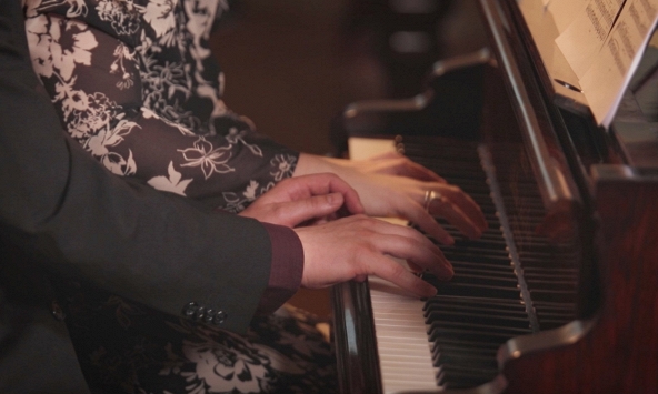 Phím đàn piano tiêu chuẩn có thể làm khó phụ nữ tay nhỏ
