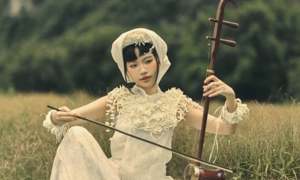 Cả showbiz giúp Phương Mỹ Chi hoàn thành cột mốc trọng đại