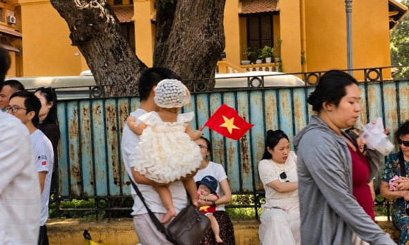 Các em nhỏ siêu đáng yêu cùng gia đình dạo chơi dưới cái nắng rực rỡ trong ngày Tết Độc lập bên Lăng Bác
