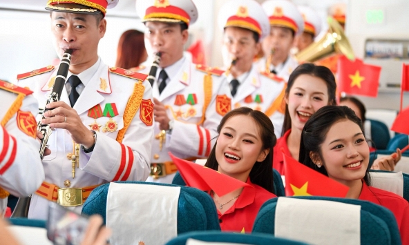 Dịp 2/9, các hãng hàng không “chiều” khách thế nào: Làm vé cờ đỏ sao vàng, cho tiếp viên mặc trang phục theo chủ đề, giảm đúng 29% giá vé