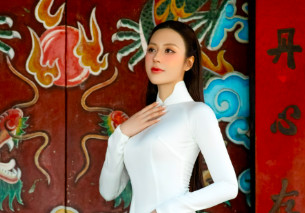Hoa hậu Tô Diệp Hà thướt tha áo dài trắng tại Phố cổ Hội An